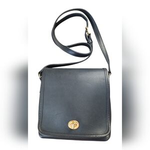 Vintage Coach Companion Flap no. 9076 in navy, made in Costa Rica '99 EUC